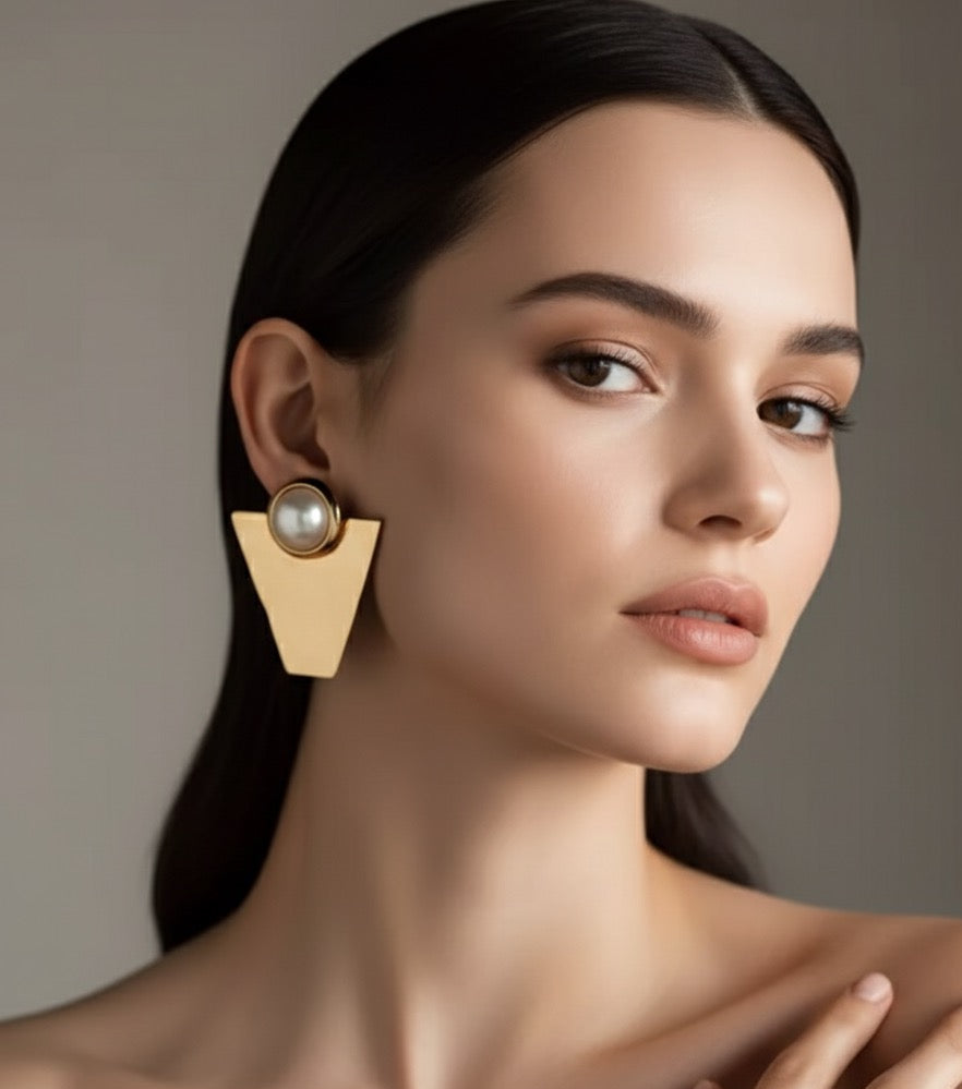 Geometric earrings with pearl 