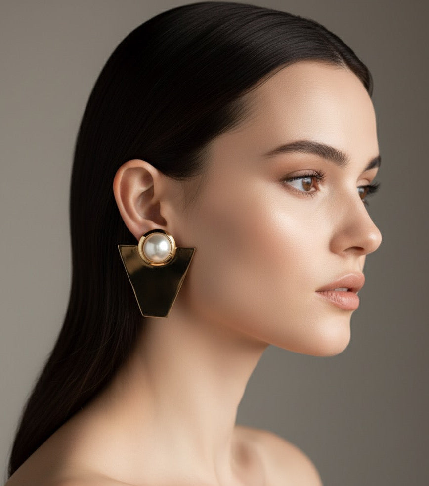 Geometric earrings with pearl 