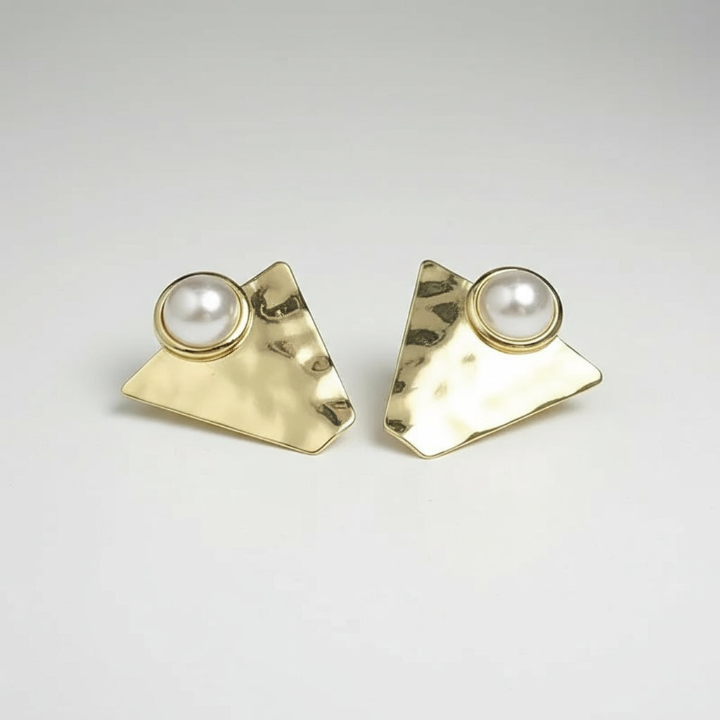 Geometric earrings with pearl 