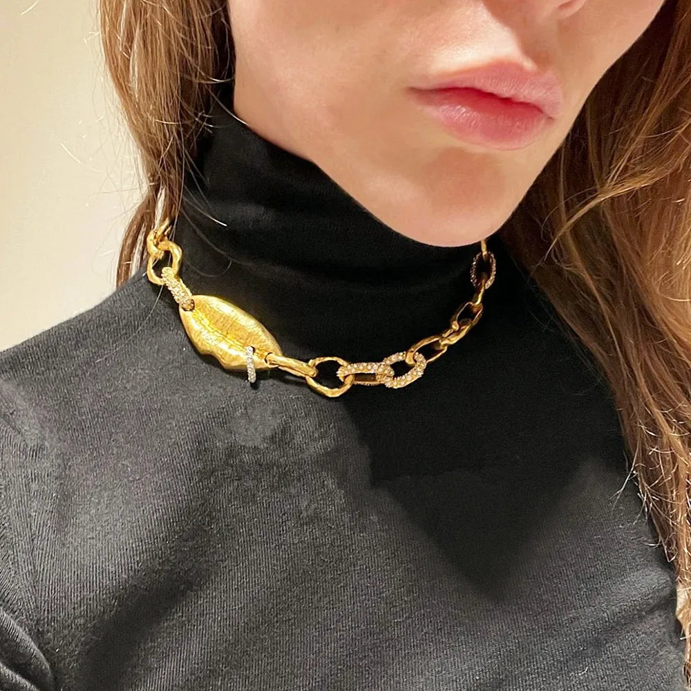 Chain Necklace With Lip Pendant