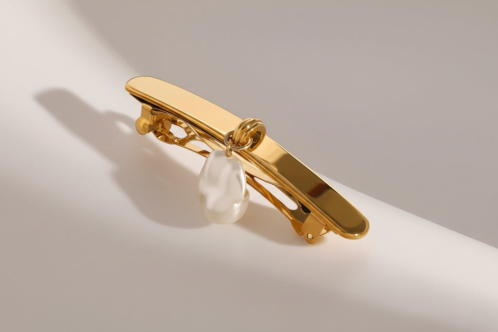 Hair clip with baroque pearl