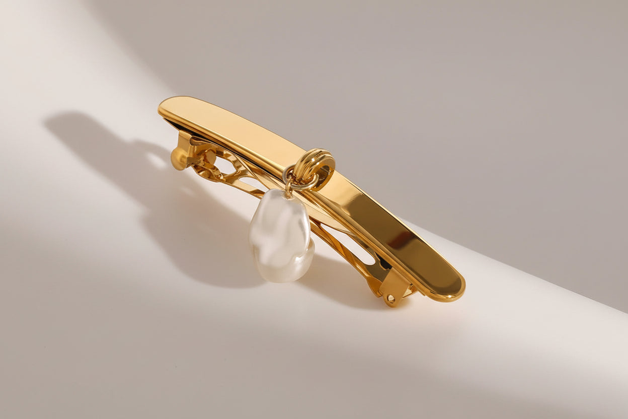 Hair clip with baroque pearl